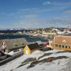 Nuuk, capital da Groelândia, em um dia frio e ensolarado de primavera